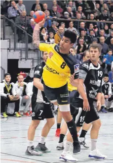  ?? FOTO: KARL-HEINZ BODON ?? Andreas Csuka vom TSV kommt am Kreis frei zum Wurf und erzielt ein Tor gegen die SG Hegensberg/Liebersbro­nn.