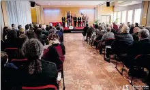  ??  ?? un public nombreux et attentif pour soutenir les bénévoles