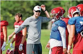  ?? [AP PHOTO] ?? Oklahoma coach Lincoln Riley directs quarterbac­ks Kyler Murray, center, and Austin Kendall, right, during Monday’s practice.