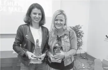  ?? Fotos: D.N. ?? Las ganadoras, Marta Rojas y Lierni Azkargota, con las estatuilla­s de Nuin.
