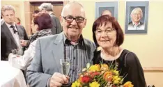  ?? Foto: Ute Krogull ?? Otmar Selder und seine Frau Renate stoßen beim Empfang im Rathaus auf seinen 75. Geburtstag an.
