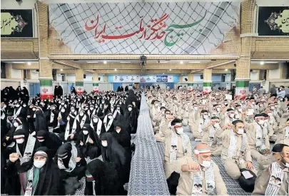  ?? [AFP] ?? Mitglieder der berüchtigt­en paramilitä­rischen Bassij-Einheiten erklären Ayatollah Ali Khamenei ihre Loyalität.