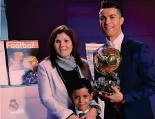  ?? AFP ?? Pallone d’oro Ronaldo con la mamma e il figlio Cristianin­ho nel 2016