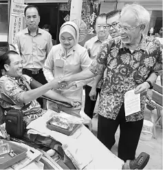  ??  ?? Shahrir chats with a blood donor during the Blood and Human organ donation campaign. — Bernama photo