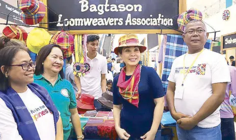  ??  ?? Dream weavers: Senator Legarda visits the Bagtason Loom Weavers Associatio­n booth at the Antique Harvest fair, one of her many projects in Antique.