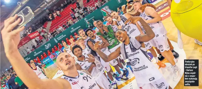  ?? ?? Tradycyjny obrazek po triumfie Legii – Dariusz Wyka wspólnie z zespołem wykonują zwycięskie selfie.