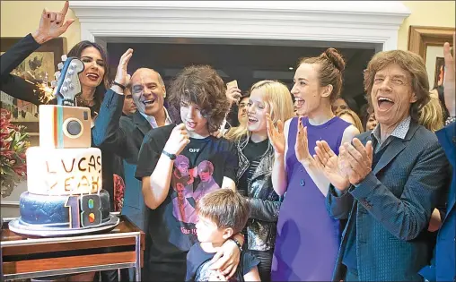  ?? FOTOS: INSTAGRAM ?? FIESTA. Lucas y su hermano, Lorenzo, de 6 años. Su madre Luciana (de negro), Georgia y Elizabeth, sus hermanas e hijas de Jerry Hall.