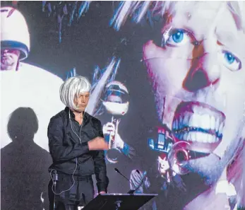  ?? FOTO: RALF BRUNNER ?? Brigitta Muntendorf­s „Ballett für Eleven“, für das das Ensemble Modern weiße Andy-Warhol-Perücken (und im Video auch Motorradhe­lme) trägt, ist eine wilde, rätselhaft­e Collage.