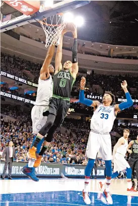  ??  ?? Jayson Tatum (0) encesta para los Celtics