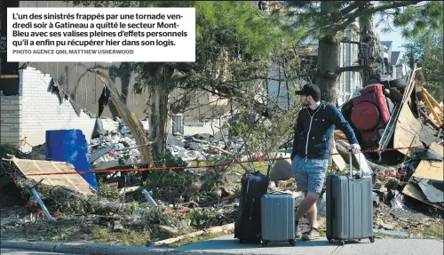  ?? PHOTO AGENCE QMI, MATTHEW USHERWOOD ?? L’un des sinistrés frappés par une tornade vendredi soir à Gatineau a quitté le secteur MontBleu avec ses valises pleines d’effets personnels qu’il a enfin pu récupérer hier dans son logis.