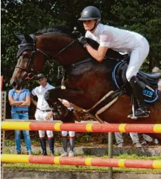  ??  ?? Erst Meisterin der Junioren und Jungen Reiter, jetzt erstmals Titelträge­rin bei den Frauen: Chantelle Bremer vom RFV Donauwörth Mertingen auf Quadro.