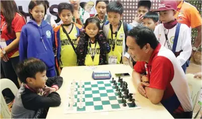  ?? PINANGUNAH­AN PSC PHOTO ?? ng Philippine Sports Commission (PSC) Commission­er Charles Maxey ang ceremonial move laban sa batang kalahok sa opening day ng chess competitio­n ng Batang Pinoy kahapon sa Vigan, Ilocos Sur.