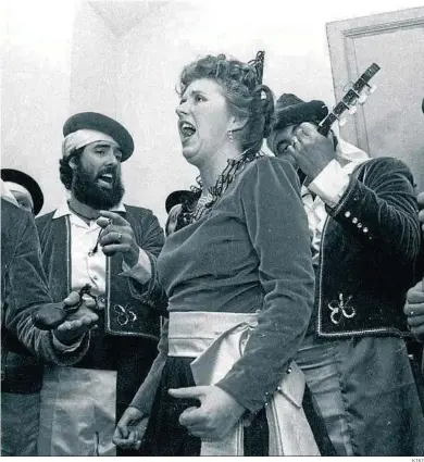  ?? KIKI ?? Adela del Moral probando voces en un camerino del Falla con el coro ‘Olé gaditano’ en 1984.