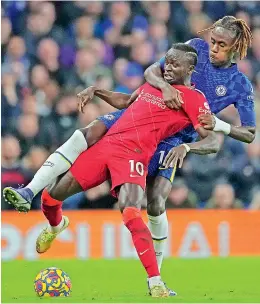  ?? —
AP ?? Chelsea’s Trevoh Chalobah (right) challenges Liverpool’s Sadio Mane during their English Premier League match at Stamford Bridge in London on Sunday.