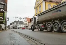  ?? Foto: Christian Gall ?? Die Nord-Süd-Achse von Thannhause­n wird stark befahren – zum Ärger vieler Anwohner. Im Bereich der Edmund-Zimmermann-Straße kehrt selten Ruhe ein. Abhilfe könnte eine zusätzlich­e Umgehung um die Stadt schaffen.