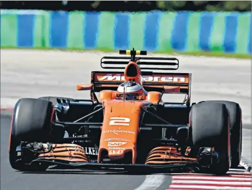  ??  ?? TRABAJO. McLaren probó nuevas piezas y completó una jornada de test satisfacto­ria, con Vandoorne logrando el segundo mejor tiempo.