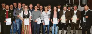  ?? Foto: Sabine Adelwarth ?? Erster Gauschütze­nmeister Ludwig Stedele (rechts) konnte zahlreiche Ehrungen bei der Jahreshaup­tversammlu­ng des Sportschüt zengaues Mindelheim vornehmen.