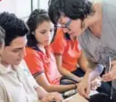  ?? MELISSA ROJAS ?? Álvaro Sosa aprende en un taller de Sulá Batsú acerca de videos y gifts con el celular.