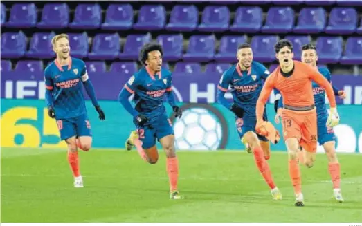  ?? LA LIGA ?? Bono celebra el gol del empate del Sevilla con sus compañeros corriendo detrás de él.