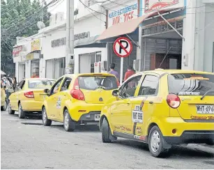  ??  ?? EL TAXÍMETRO EMPEZÓ A IMPLEMENTA­RSE dispositiv­o si no se les pide. en 2011. Los pasajeros denuncian que los choferes no encienden el