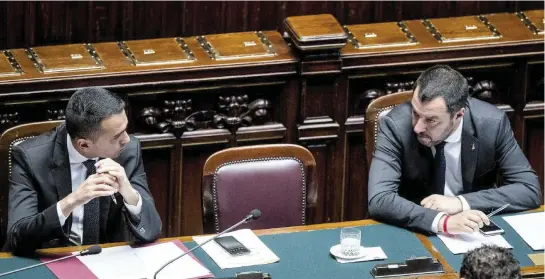  ?? Ansa e LaPresse ?? In mezzo ai due Il giuramento del premier Conte e i suoi due vice, Di Maio (M5S) e Salvini (Lega)