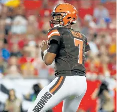 ?? BRIAN BLANCO/GETTY IMAGES ?? Cleveland Browns’ quarterbac­k DeShone Kizer looks for an open receiver during the first quarter of an NFL pre-season football game against the Tampa Bay Buccaneers, on Saturday, at Raymond James Stadium in Tampa, Fla.