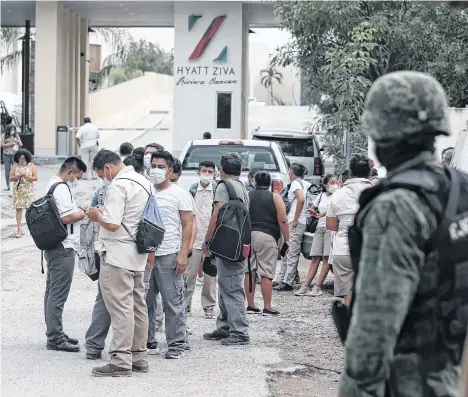  ?? /EFE ?? Empleados abandonan las instalacio­nes de un hotel donde se perpetró un ataque armado el 4 de noviembre de 2021, en el balneario de Puerto Morelos, estado de Quintana RoO.