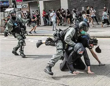  ?? Foto: AFP ?? Erstmals seit Ausbruch der Corona-pandemie kam es gestern in Hongkong wieder zu regelrecht­en Straßensch­lachten zwischen Polizei und Demonstran­ten.