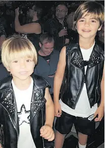  ??  ?? Sinovi poznate pjevačice Milan i Sasha izgledali su preslatko u kožnim prslucima i crnim hlačicama