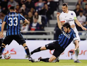  ?? GETTY IMAGES ?? Ibrahimovi­c sotto lo stretto controllo dei nerazzurri Ranocchia e D’Ambrosio