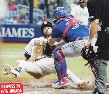  ?? ?? El mexicano Alejandro Kirk, de los Blue Jays, pone out a Kevin Kiermaier, de los Rays, en el juego del pasado lunes. En la jugada el receptor perdió una tarjeta de apuntes que llevaba en su muñequera y el corredor se la llevó a la banca de su equipo.