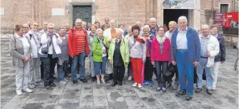  ?? FOTO: ANTON STIER ?? Eine 33-köpfige Reisegrupp­e vom Heuberg wandelte mit den Anton-Treff-Organisato­ren Anton Stier (in Rot) und Anton Hermle (vorn rechts) sowie Reiseleite­r Pfarrer Edwin Stier (Bildmitte) aus Deißlingen in Padua auf den Spuren des Heiligen Antonius.