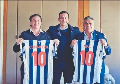  ?? FOTOS PRENSA TALLERES ?? EN EL CENTRO DE LA ESCENA. El vicepresid­ente 1° de Talleres, junto a Claudio Tapia y Alejandro Domínguez, respectivo­s titulares de la AFA y la Conmebol.