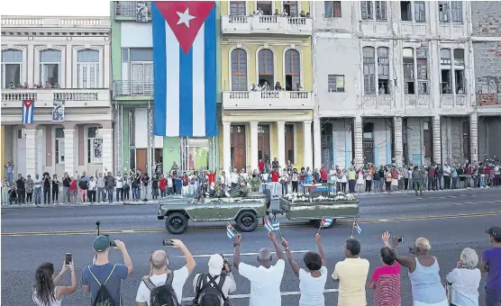  ?? carlos garcía/reuters ?? En La Habana, un vehículo militar trasladó las cenizas de Fidel