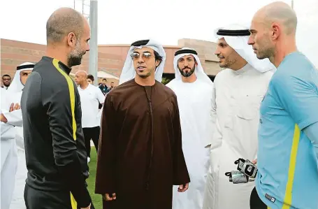  ?? FOTO GETTY IMAGES ?? S arabskými šéfy.
Na tréninkové­m kempu Manchester­u City hovoří trenér Guardiola (zleva) s majitelem Mansúrem a předsedou Al Mubarakem.