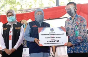  ?? GALIH WICAKSONO/JAWA POS ?? AKTIF: Gubernur Jatim Khofifah Indar Parawansa (tengah) menyerahka­n bantuan ventilator kepada rumah sakit rujukan Covid-19 di Kabupaten Gresik kemarin.