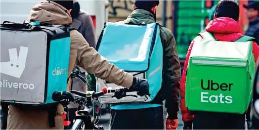  ?? ?? Des livreurs de plateforme­s comme UberEats ou Deliveroo s’apprêtent à livrer une commande qu’ils ont acceptée directemen­t sur la plateforme.