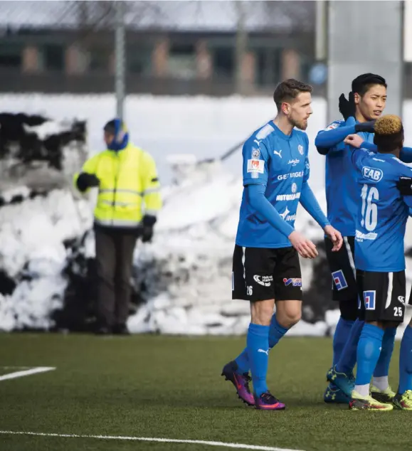  ??  ?? MÅLSKYTT IGEN. Kosuke Kinoshita har haft en bra försäsonge och gjorde två nya mål när HBK kvaddade Husqvarna med 4–0 på Halmstad arenas konstgräs.