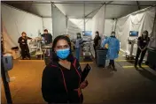  ?? RAY CHAVEZ — BAY AREA NEWS GROUP ?? Stanford infectious disease Doctor Aruna Subramania­n, center, and clinical staff stand inside a COVID- 19 testing tent for infected patients at Stanford University in November.