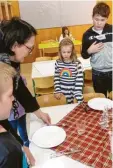  ?? Foto: Stadt Kaufbeuren ?? Die Mädchen und Buben des Kinderhaus­es Mosaik erfuhren von Simone Oßwald auch, wie ein Tisch richtig gedeckt wird.