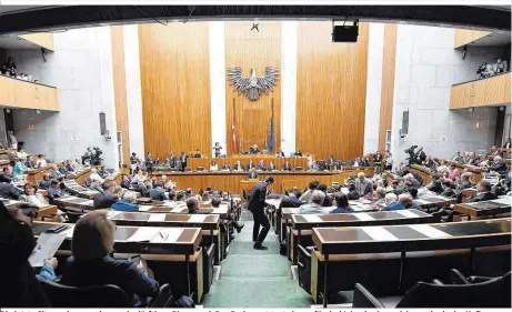  ??  ?? Die letzte Sitzung im renovierun­gsbedürfti­gen Plenarsaal: Das Parlament tagt ab nun für drei Jahre im Ausweichqu­artier in der Hofburg