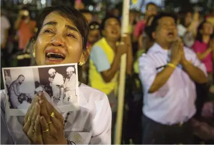  ??  ?? SORG. Hösten 2016 samlades en folkmassa på tusentals personer runt det sjukhus där den 88-årige kungen Bhumibol precis avlidit. Hans bortgång lämnade ett enormt maktvakuum efter sig.