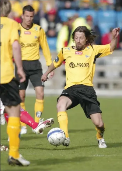  ?? FOTO: STIAN LYSBERG SOLUM / NTB ?? Erik «Myggen» Mykland, en av tidenes norske fotballspi­llere, her i aksjon for Start mot Vålerenga i en av hans siste eliteserie­kamper i 2009, kommer til Kvinesdal i vinterferi­en for å holde fotballsko­le.