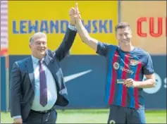  ?? ?? El presidente del Barça, Joan Laporta, con Lewandowsi.