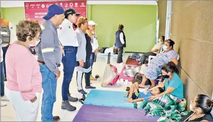  ?? ?? Decenas de pobladores del municipio de Nanchital, en el sur de Veracruz, se resguardar­on en el albergue habilitado en la casa de cultura, luego de una fuga de amoniaco en un ducto de Petróleos Mexicanos. Foto Sergio Balandrano