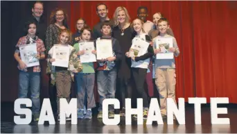  ??  ?? Rodney Doucet, Annie Légère-Lawless, le musicien François Émond et Monique Poirier posent avec les représenta­nts de classe lors du lancement de Sam chante 2018 au Centre scolaire Samuel-de-Champlain. – Gracieuset­é