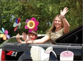  ?? Janelle Jessen/Siloam Sunday ?? Friends and family members parade through the parking lot of Siloam Springs Nursing and Rehab to lift the spirits of residents on Tuesday afternoon.