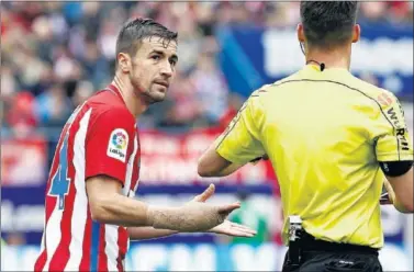  ??  ?? CON FÉRULA. Gabi se dirige a Estrada Fernández durante el partido con el Valencia. Lo jugó lesionado.