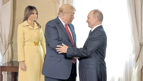  ?? DPA ?? Saludos. Donald Trump y su colega ruso, Vladimir Putin, en el momento inicial de su encuentro en Helsinki ante la mirada de Melania.