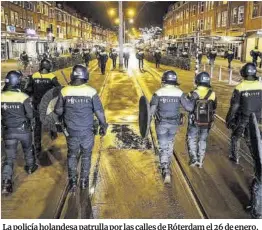  ?? AFP ?? La policía holandesa patrulla por las calles de Róterdam el 26 de enero, un día después de los graves enfrentami­entos con manifestan­tes.